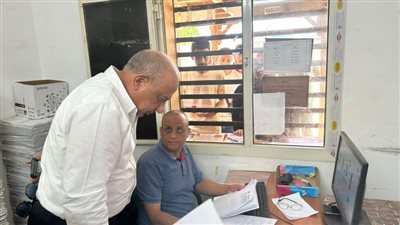 جولة مفاجئة.. وزير الكهرباء يقف في الطابور لتركيب عداد جديد