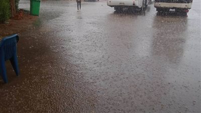   عاجل| أمطار غزيرة تضرب أسوان ومحاولات لمواجهة الأزمة.. صور