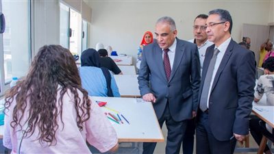 بالصور.. رئيس جامعة طنطا  يتفقد انتظام اختبارات القدرات بكلية الفنون التطبيقية