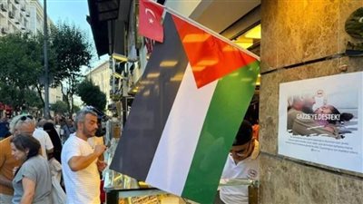 إسطنبول.. صاحب محل حلويات يخصص عائدات يوم للغزّيّين