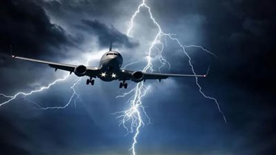 عاجل.. طائرة أمريكية تتعرض لصاعقة برق خلال تحليقها