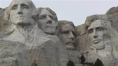 نانسي بيلوسي تقترح إضافة وجه بايدن إلى النصب التذكاري 