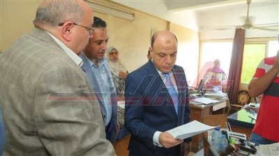 محافظ كفر الشيخ يتفقد عددًا من إدارات الديوان العام لمتابعة انتظام وسير العمل