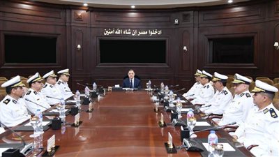 وزير الداخلية يعقد اجتماعًا مع مساعديه والقيادات الأمنية عبر الفيديو كونفرانس