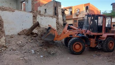  إزالة منازل تمثل خطرًا داهمًا بالأحياء السكنية بالخارجة في الوادي الجديد