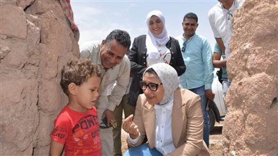 نائب محافظ الوادى الجديد تتفقد القري المتضررة من السيول