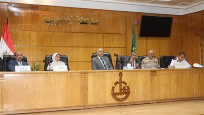 محافظ القليوبية يناقش استعدادات انطلاق التدريب العملي المشترك لمجابهة الأزمات والكوارث