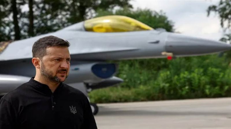 زيلينسكي بجوار الطائرات