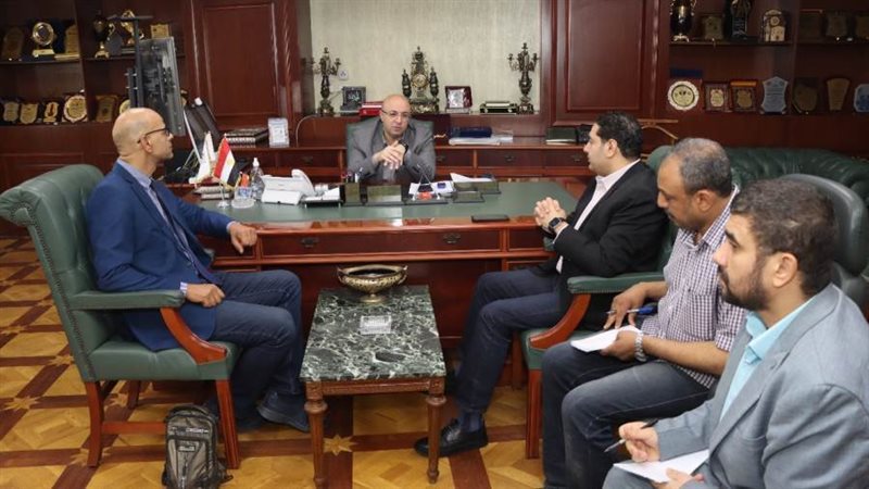 محافظ بنى سويف يناقش