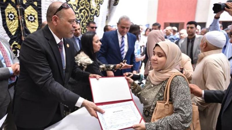 وزير العمل يسلم عقود