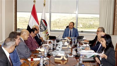 وزير قطاع الأعمال يلتقي ممثلي الاتحاد العام لنقابات عمال مصر بالشركات القابضة