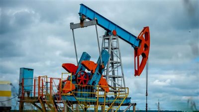 النفط يغلق على ارتفاع مع تحول التركيز إلى تراجع الإمدادات