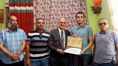 رئيس مدينة بيلا يكرم السادس مكرر على الجمهورية في الثانوية العامة