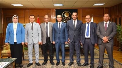 رئيس جامعة أسيوط يترأس اجتماع اللجنة المختصة لاختيار عميد معهد جنوب مصر للأورام