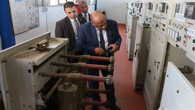 وزير الكهرباء والطاقة المتجددة يواصل جولاته الميدانية.. ويتفقد هندسة كهرباء مارينا 