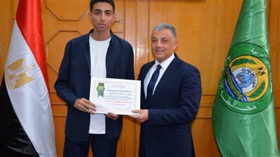 محافظ الإسماعيلية يكرم أوائل الثانوية العامة على مستوى الجمهورية من أبناء المحافظة