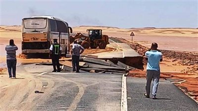 محافظ أسوان غرفة عمليات للتعامل مع تداعيات الأمطار والسيول التي شهدها طريق أسوان