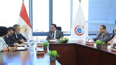 وزير الصحة والسكان يجتمع بممثل 