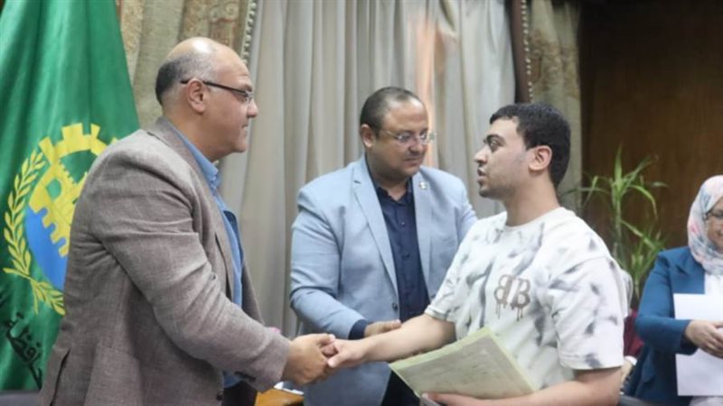 لقاء الشاب بالمحافظ