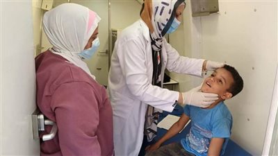 توقيع الكشف الطبى على 1401 مواطن خلال قافلة طبية بكوم اللوفي بالمنيا 