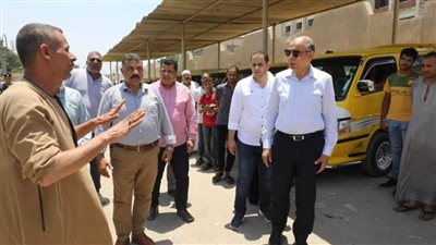 محافظ المنيا.. فتح باب التراخيص لـ494 ميكروباص أجرة لتوفير وسائل نقل آمنة