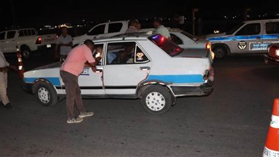 حملة مرورية لتطبيق القانون حيال مخالفات التعريفة لسائقي التاكسي ببني سويف