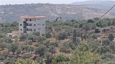 جرافات الاحتلال تجرف أراضي في اسكاكا