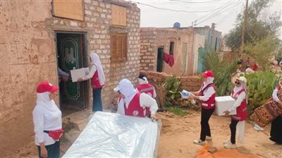 الهلال الأحمر المصري يوزع مساعدات على متضرري السيول بالوادي الجديد