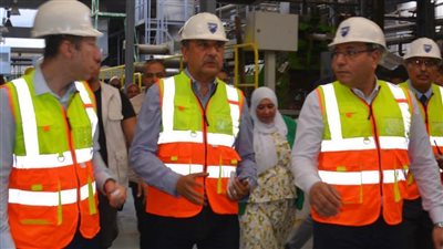 وزير قطاع الأعمال يتفقد مصانع شركة مصر للحرير الصناعي وألياف البوليستر  بكفر الدوار