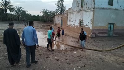 الوادي الجديد تسحب مياه الأمطار من القرى المتضررة