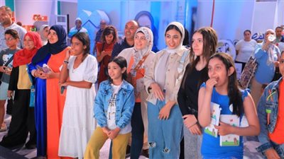 إقبال الزوار على معرض 