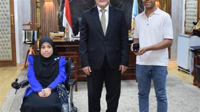 جامعة سوهاج تهدي طالبة وطالبًا من ذوي الهمم كرسي متحرك كهربائي وسماعتي أذن