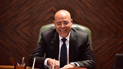 وزير العمل يتفقد سير العمل بمركز التدريب المهني ومواقع العمل والإنتاج بالسويس