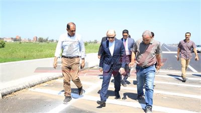 عبدالمعطي يتفقد أعمال المطبات الصوتية والإشارات والعلامات التحذيرية