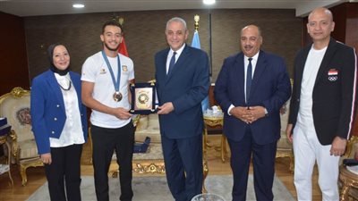 بالصور.. محافظ الغربية يكرم محمد السيد بطل برونزية باريس 2024