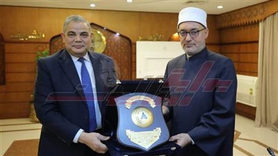 رئيس جامعة كفر الشيخ يهنئ الدكتور نظير عياد بتعيينه مفتيًا لجمهورية مصر العربية