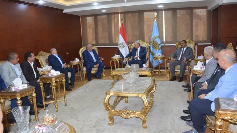 جانب من لقاء محافظ