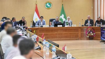 محافظ الشرقية يُقرر صرف مساعدات فورية وتوفير وظائف بالقطاع الخاص وعلاج على نفقة الدولة للأسر الأولى بالرعاية