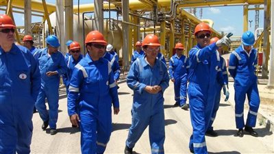 القابضة للغازات الطبيعية تتابع سير العمل في حقول أبوقير البحرية 