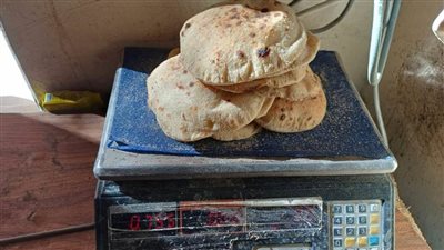 خبأ 2000 رغيف.. ضبط مخبز يتلاعب في رغيف العيش بالغردقة.. صور 
