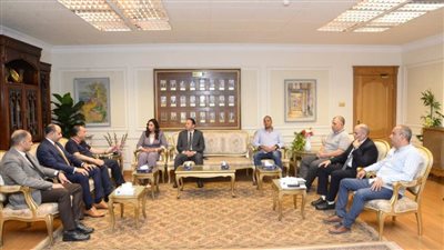 محافظ أسيوط يلتقى مديرة الدعم التشغيلي والحوكمة بالمصرية للاتصالات 