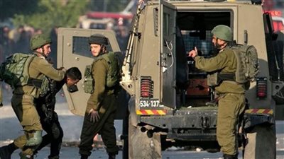 قوات الاحتلال الإسرائيلي تعتقل 20 فلسطينيا على الأقل من الضفة الغربية