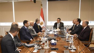 وزير الإسكان يتابع مشروع أبراج الداون تاون وبحيرات العلمين 