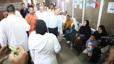 محافظ المنيا: صرف مكافأة للعاملين بالمستشفى للالتزام باشتراطات الصحة والسلامة العامة