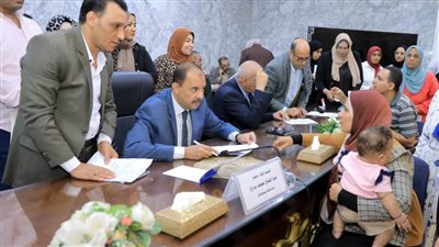 خلال فعاليات اللقاء الجماهيري الأسبوعي.. محافظ سوهاج يبحث شكاوى وطلبات المواطنين 