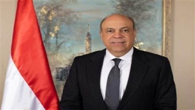 وزير الطيران المدني يؤكد أهمية تقديم أفضل خدمة للمسافرين