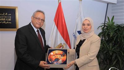 سفيرة البحرين في زيارة لمكتبة الإسكندرية