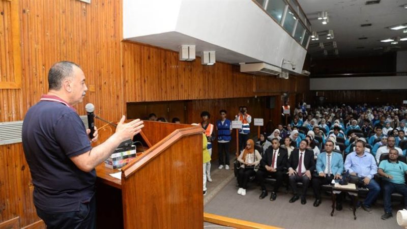 محافظ أسيوط يعقد