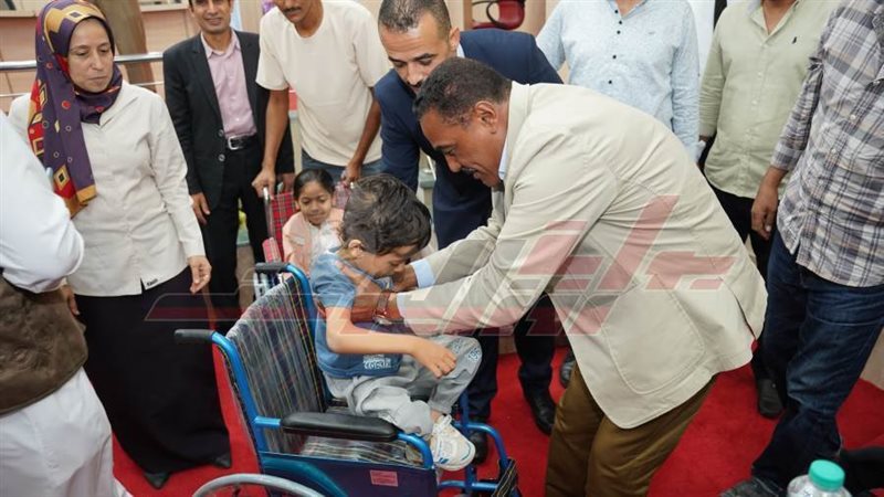 محافظ مطروح يضع الطفل