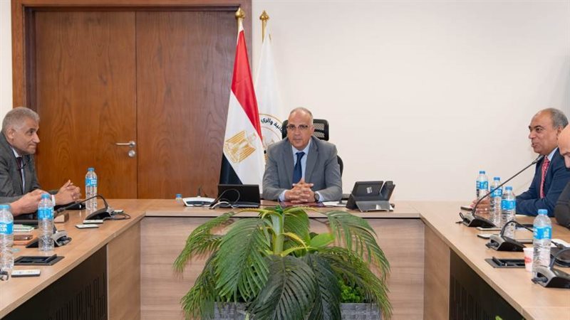 خلال لقاء وزير الري